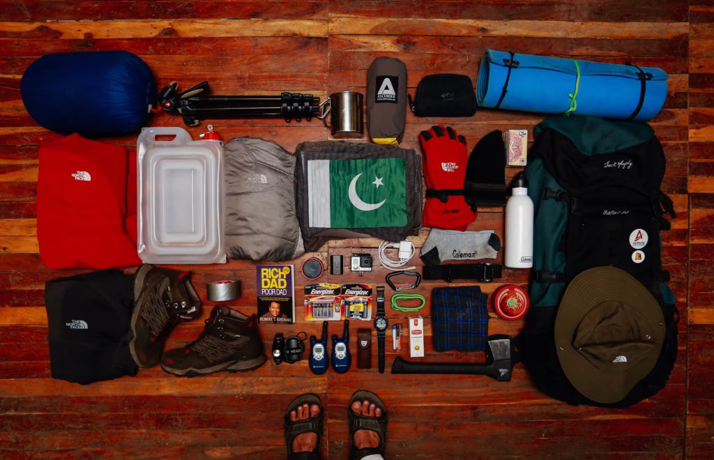 Packliste für den K2-Basislager-Trek: Daunenschlafsack, Stiefel, Seesack und Lagen