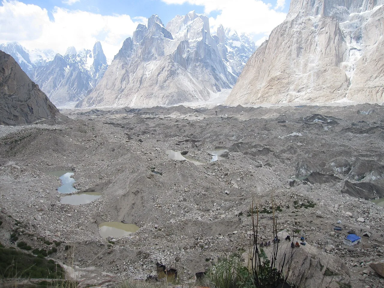 Il ghiacciaio del Baltoro e il gruppo del Trango visti dal campo di Urdukas lungo il trek di avvicinamento
