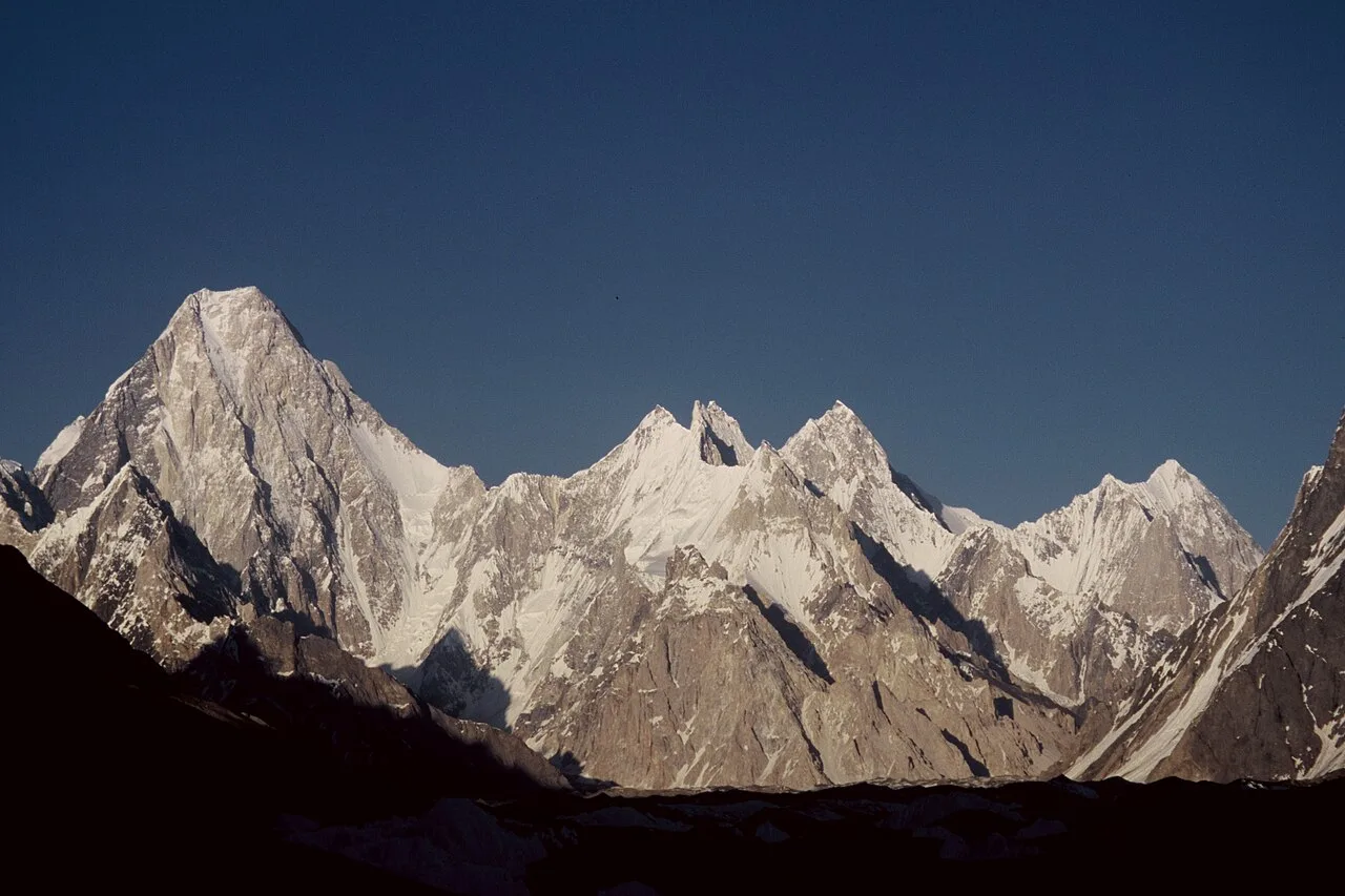 Il massiccio del Gasherbrum, un gruppo di cime tra cui Gasherbrum I e II sul confine tra Pakistan e Cina