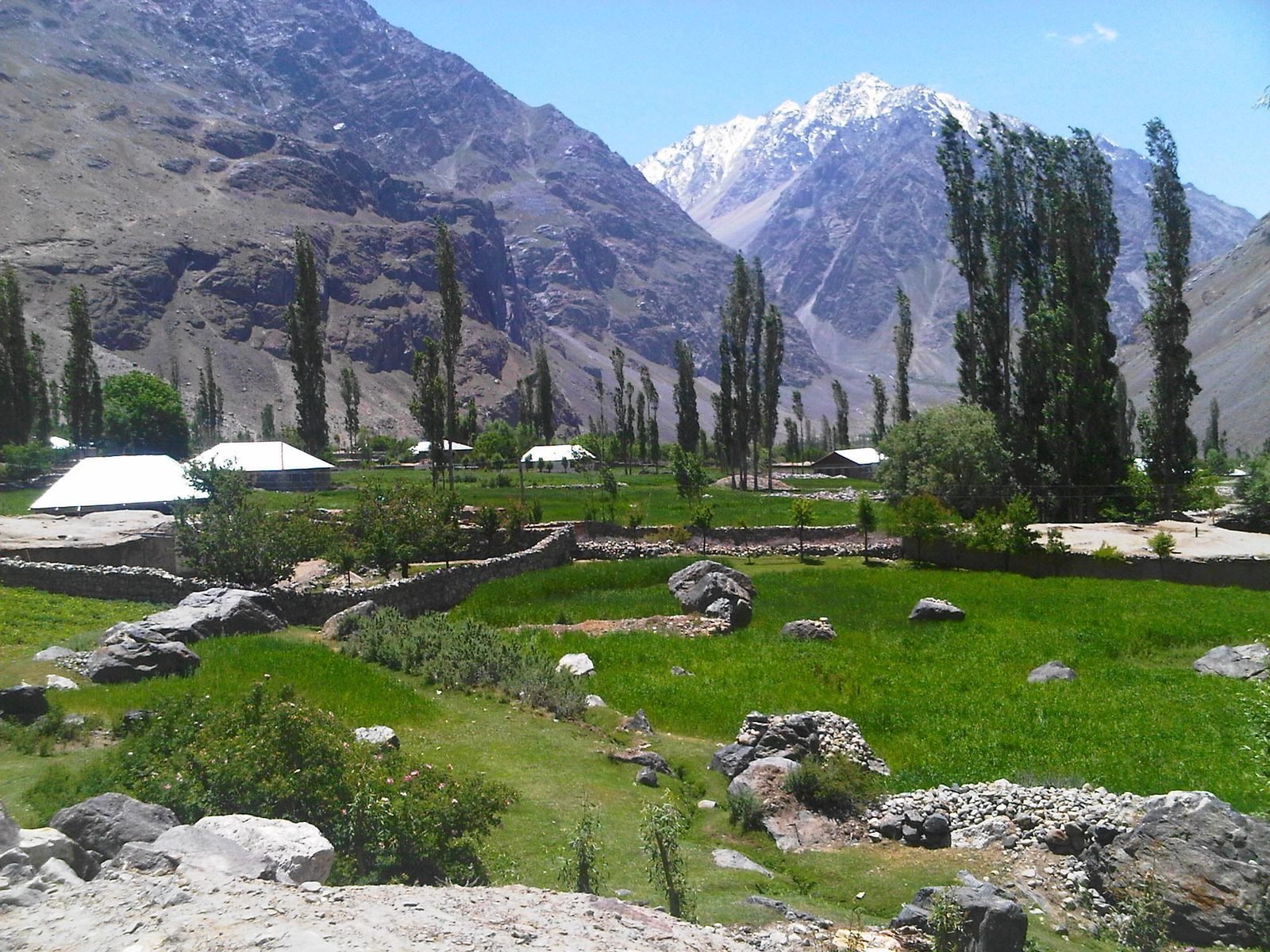 Vaste plateau herbeux du col de Shandur entre le Chitral et le Gilgit-Baltistan