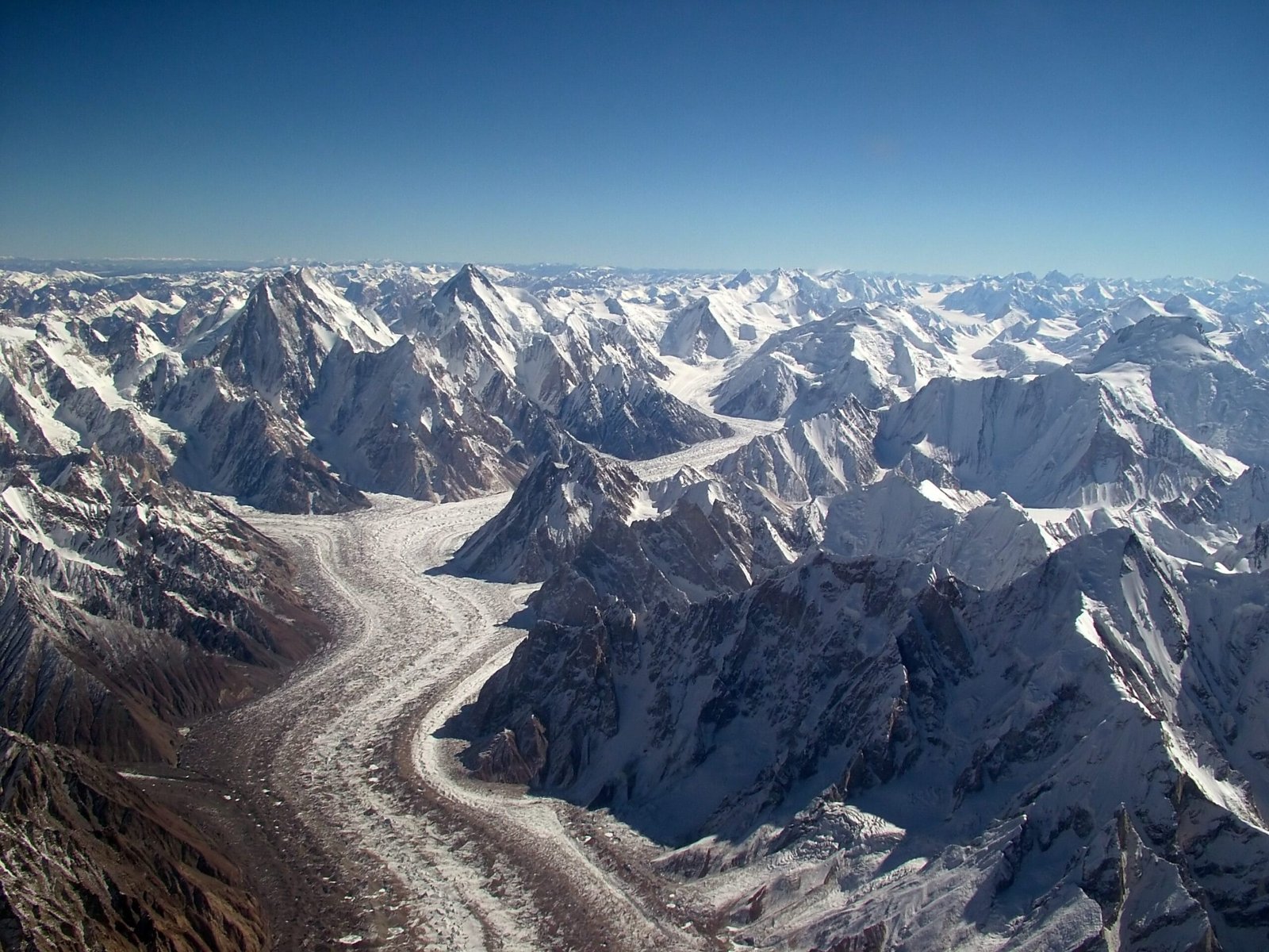 Luftaufnahme des Baltoro-Gletschers Richtung Concordia mit Baltoro Kangri und Chogolisa
