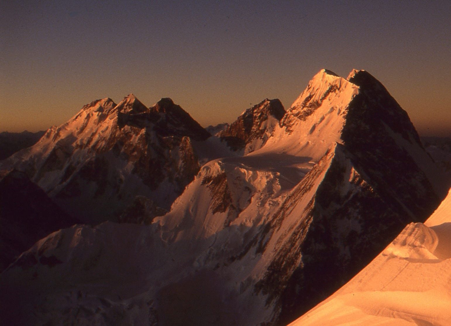 Il Broad Peak e il gruppo del Gasherbrum fotografati dall’alto del K2, in Karakorum