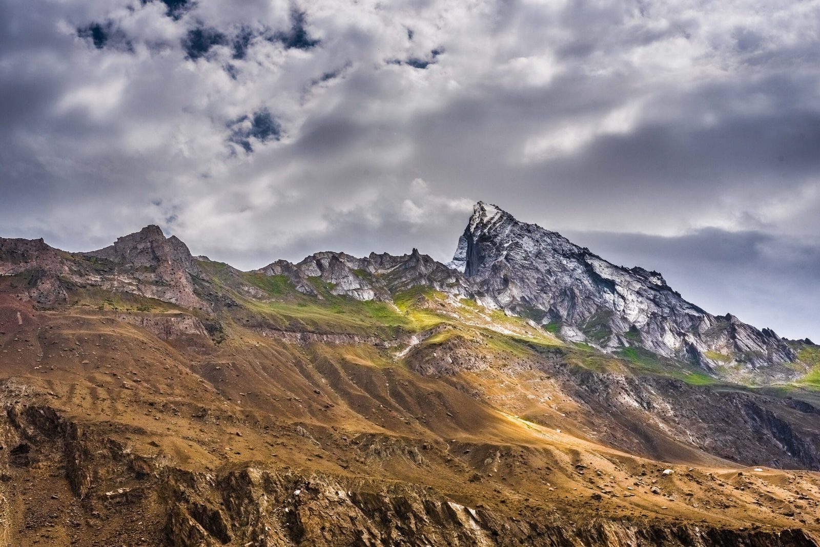 Das Hushe-Tal im Distrikt Ghanche, Gilgit-Baltistan, der Straßenzugang zum Charakusa-Gletscher und zu K7