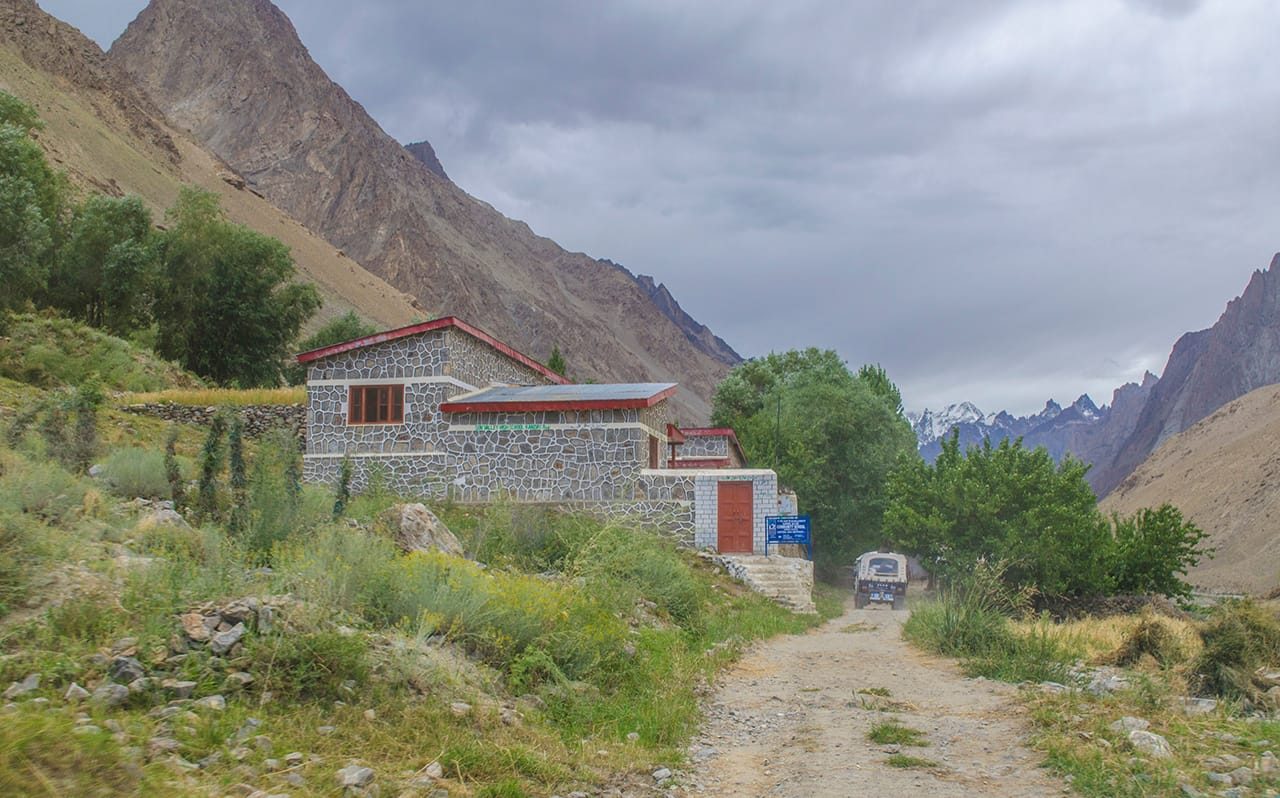 Das Dorf Kanday und gr&uuml;ne Felder im Hushe-Tal, Gilgit-Baltistan
