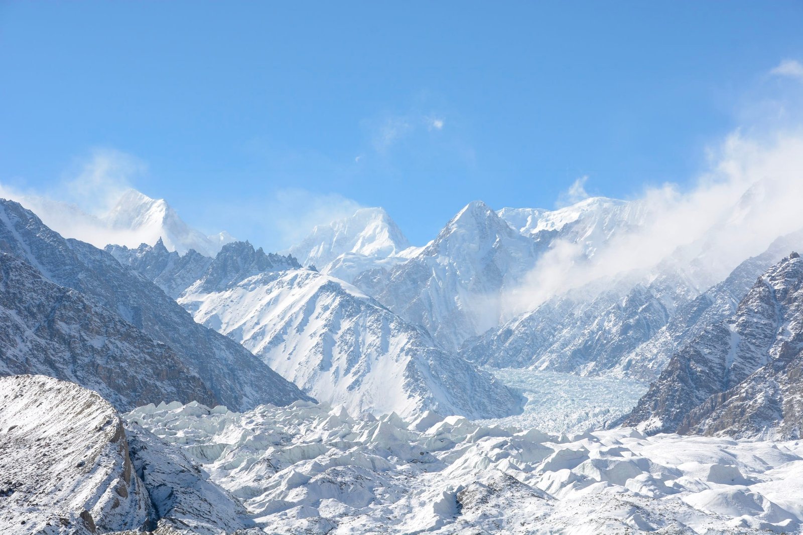 Khunyang Chhish (7.852 m): Der seltenste Gipfel des Hispar Muztagh — Route, Geschichte & Expeditionsguide 2026