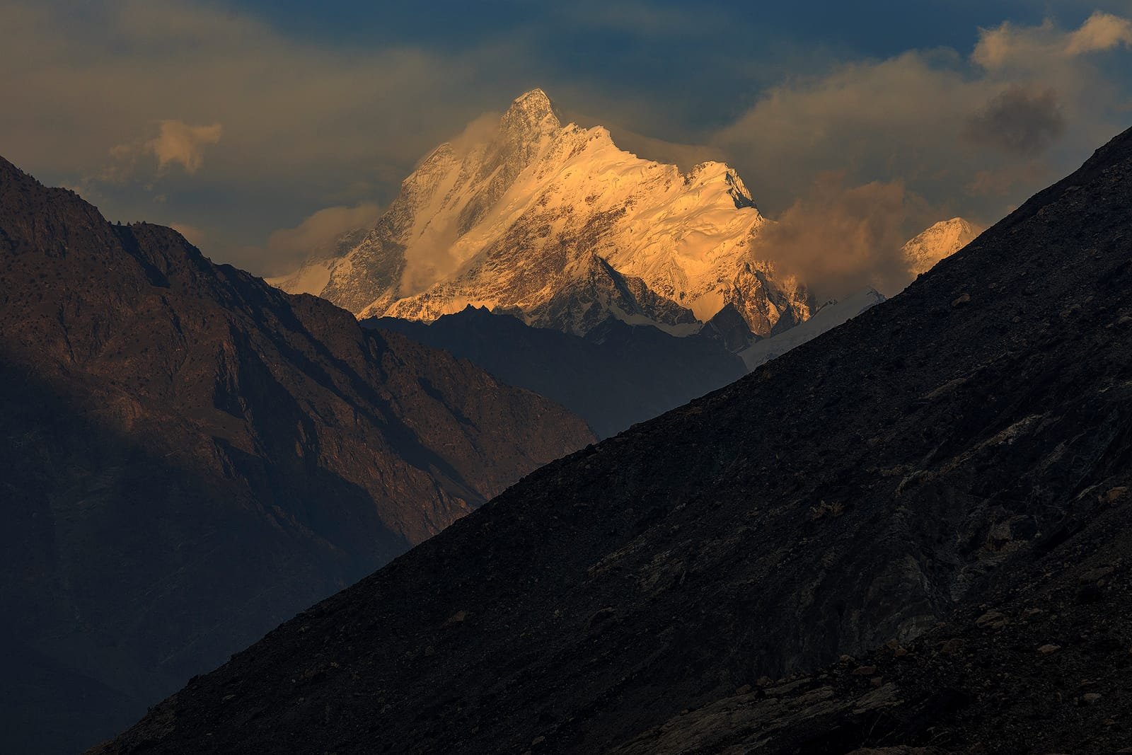 Der Malubiting bei Sonnenuntergang, fotografiert von der Straße Skardu-Gilgit