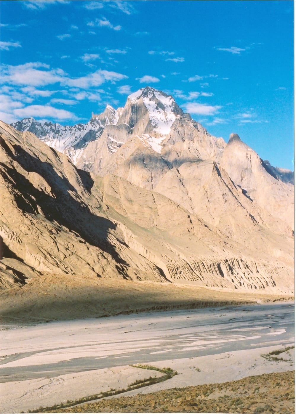 Südwestwand des Paiju Peak über dem Braldu-Fluss