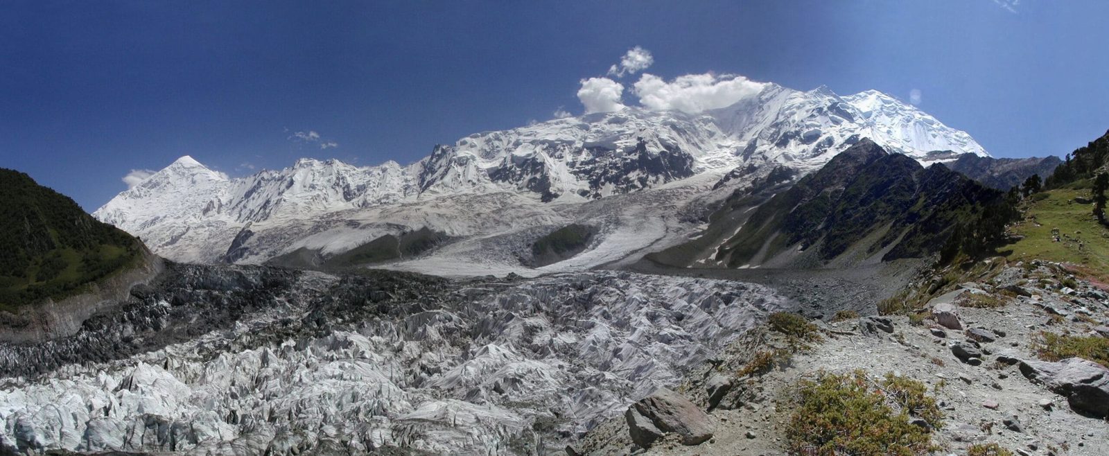 Panorama mit Rakaposhi und Diran über dem Minapin-Tal