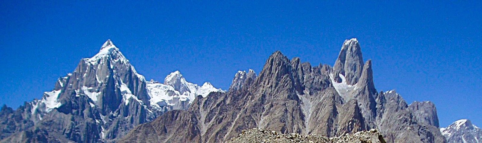 Paiju Peak links neben dem Uli-Biaho-Turm im Karakorum