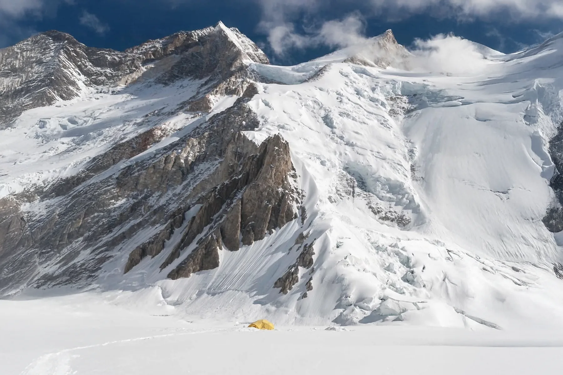 Seracs colgantes en una pared de hielo del Karakórum sobre un campamento en el glaciar