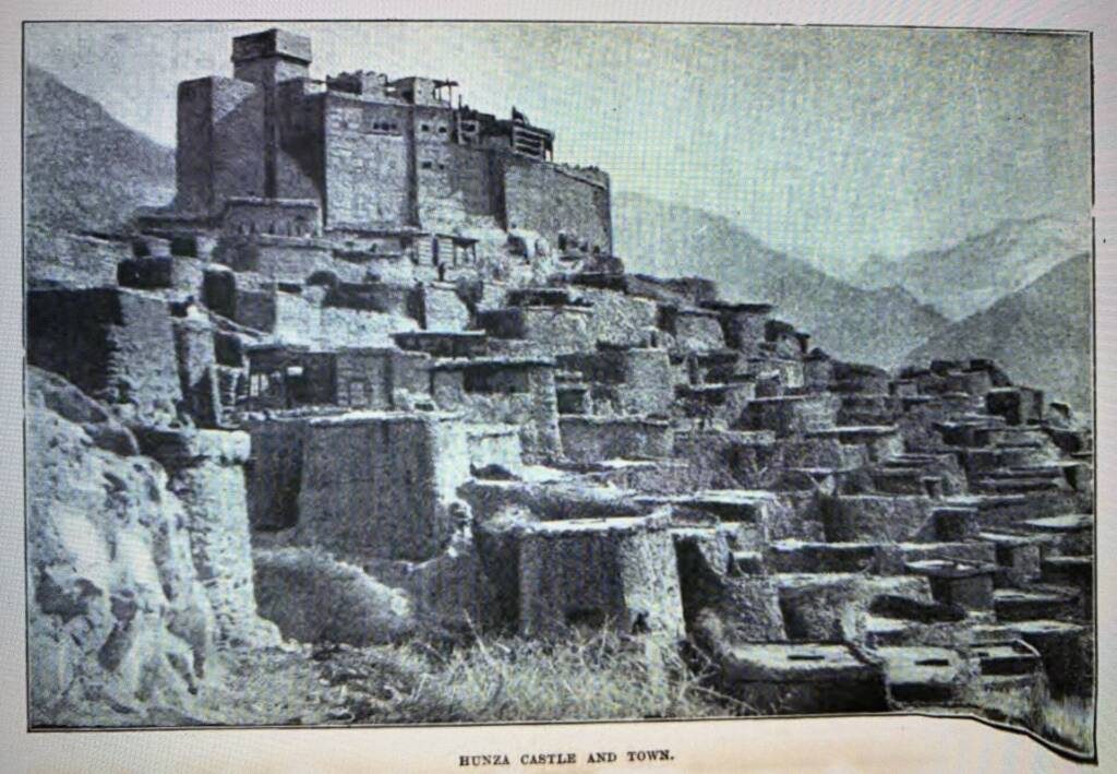 Il forte di Baltit intorno al 1890: sede dei Mir di Hunza per sette secoli, fotografato prima che la strada cambiasse tutto