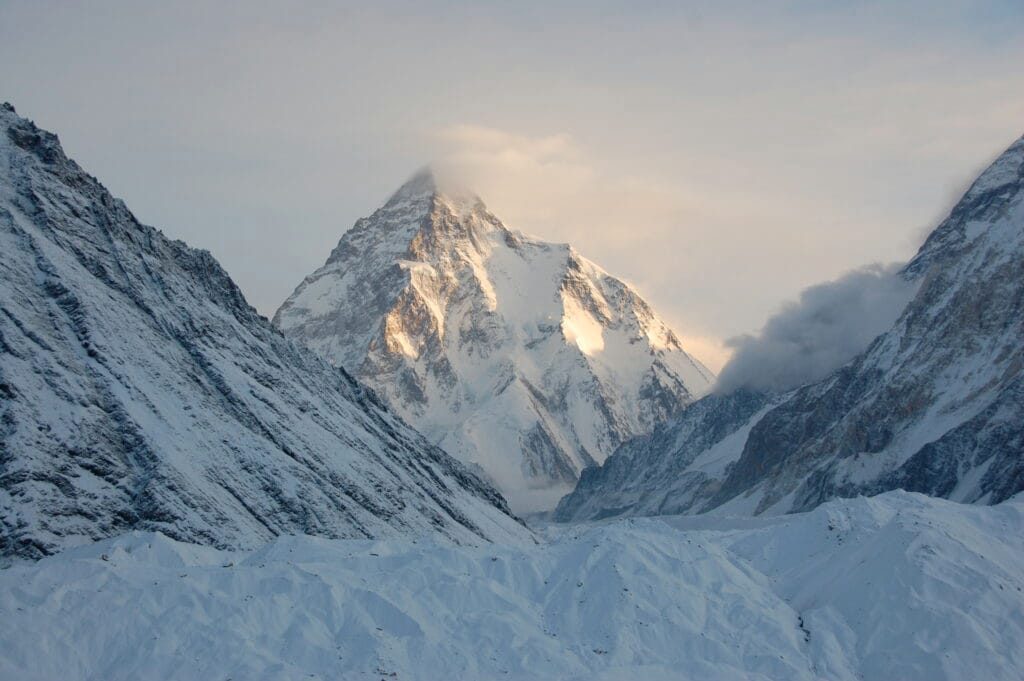 Der K2 Berg, 8.611 m, &uuml;ber dem Baltoro-Gletscher im Karakorum