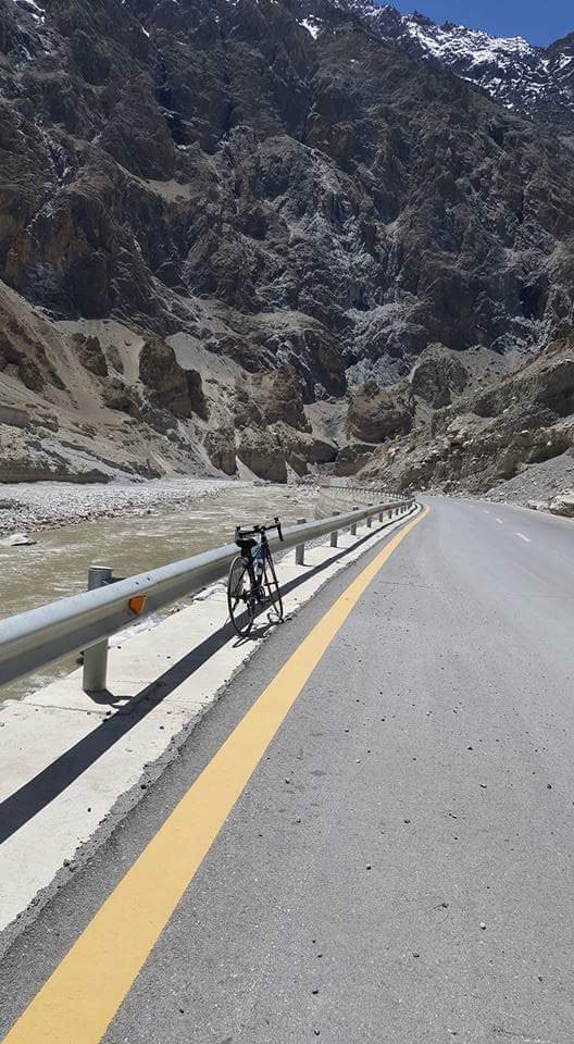 Una bicicleta en la Karakoram Highway subiendo hacia el paso de Khunjerab