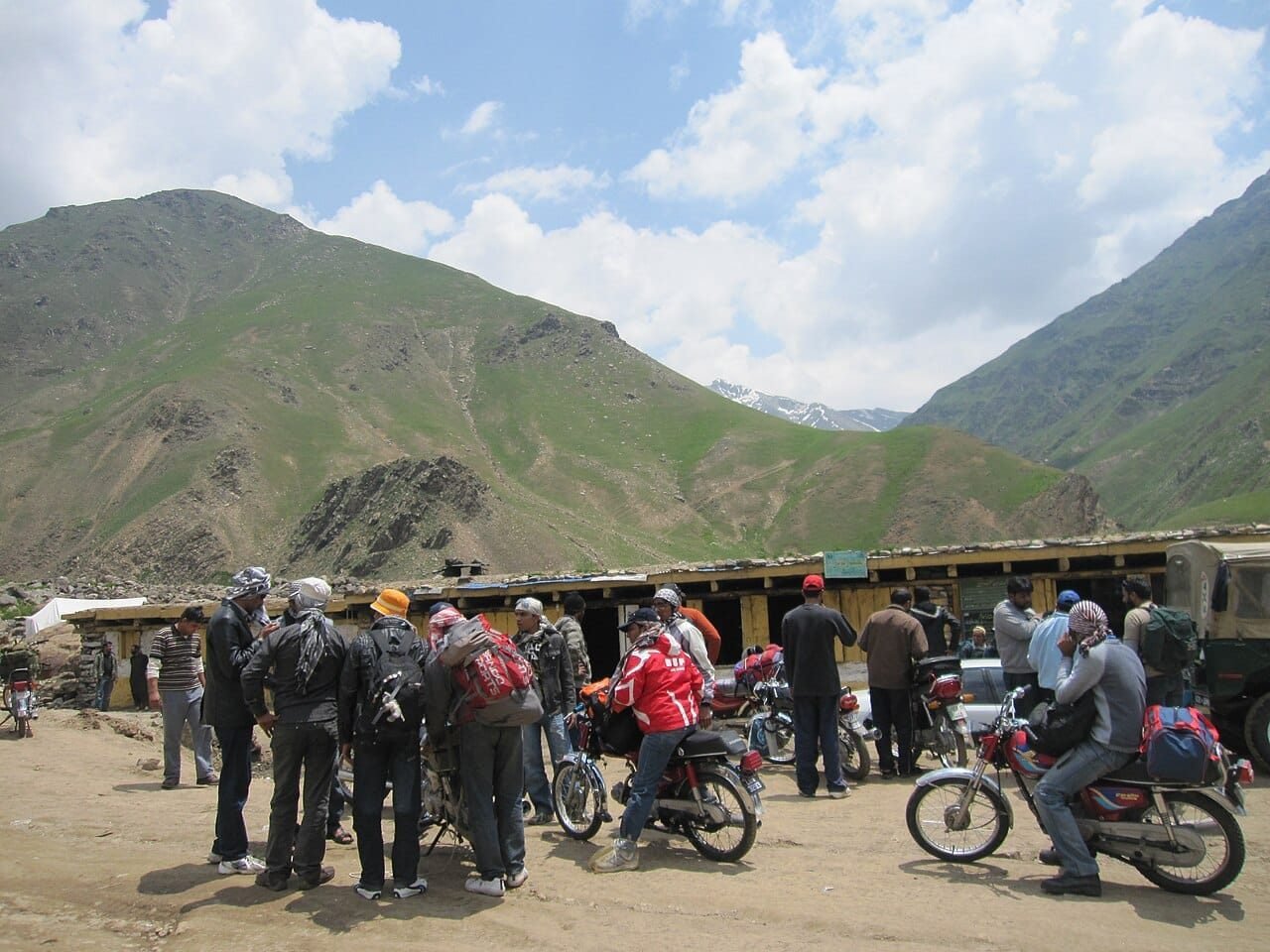 Motards en pause au village de Besal, dans la vallée de Naran, sur la route du col de Babusar
